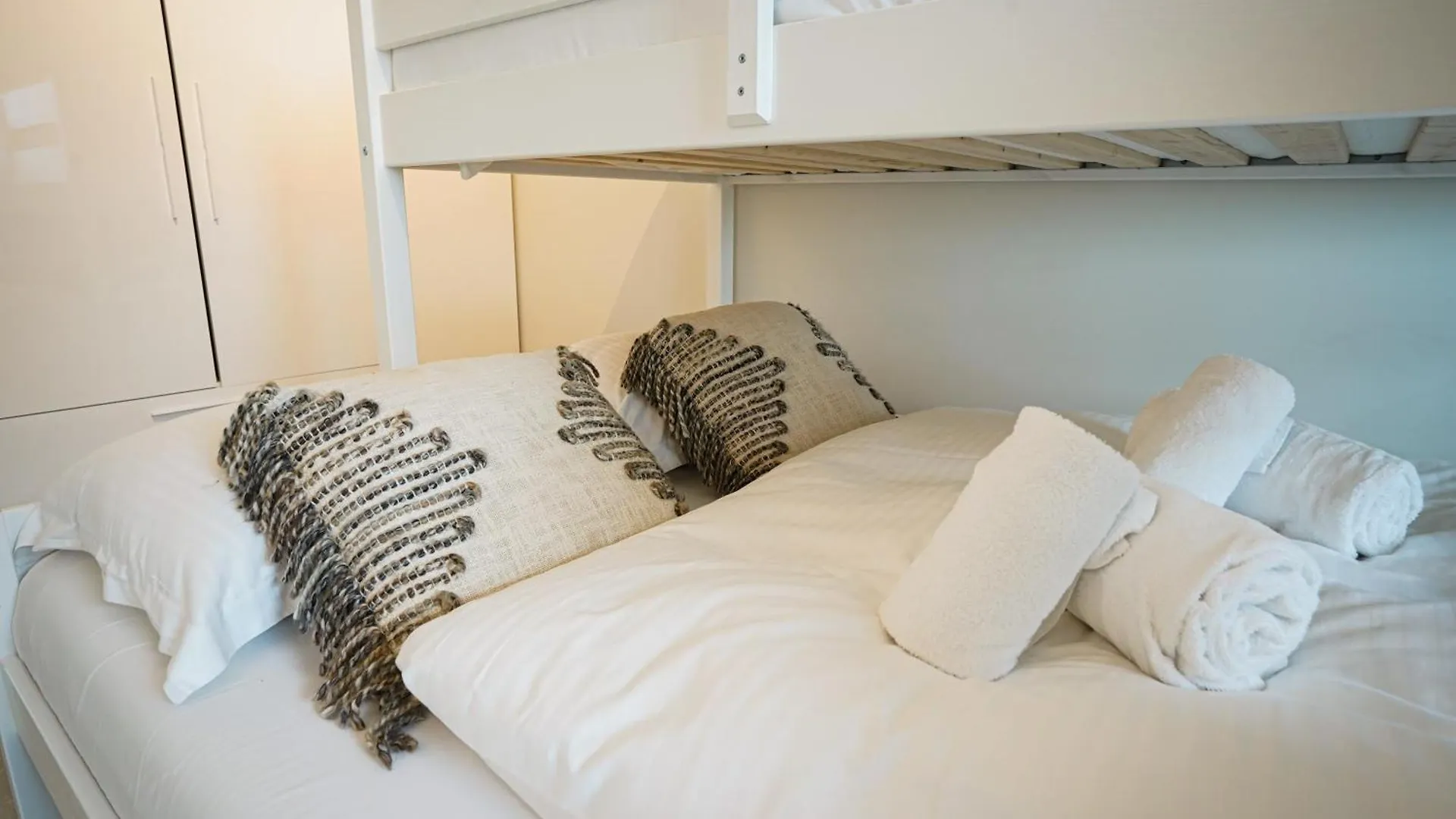 Huswell - Beautiful Apartment With Communal Pool And Gym Ostend Inn