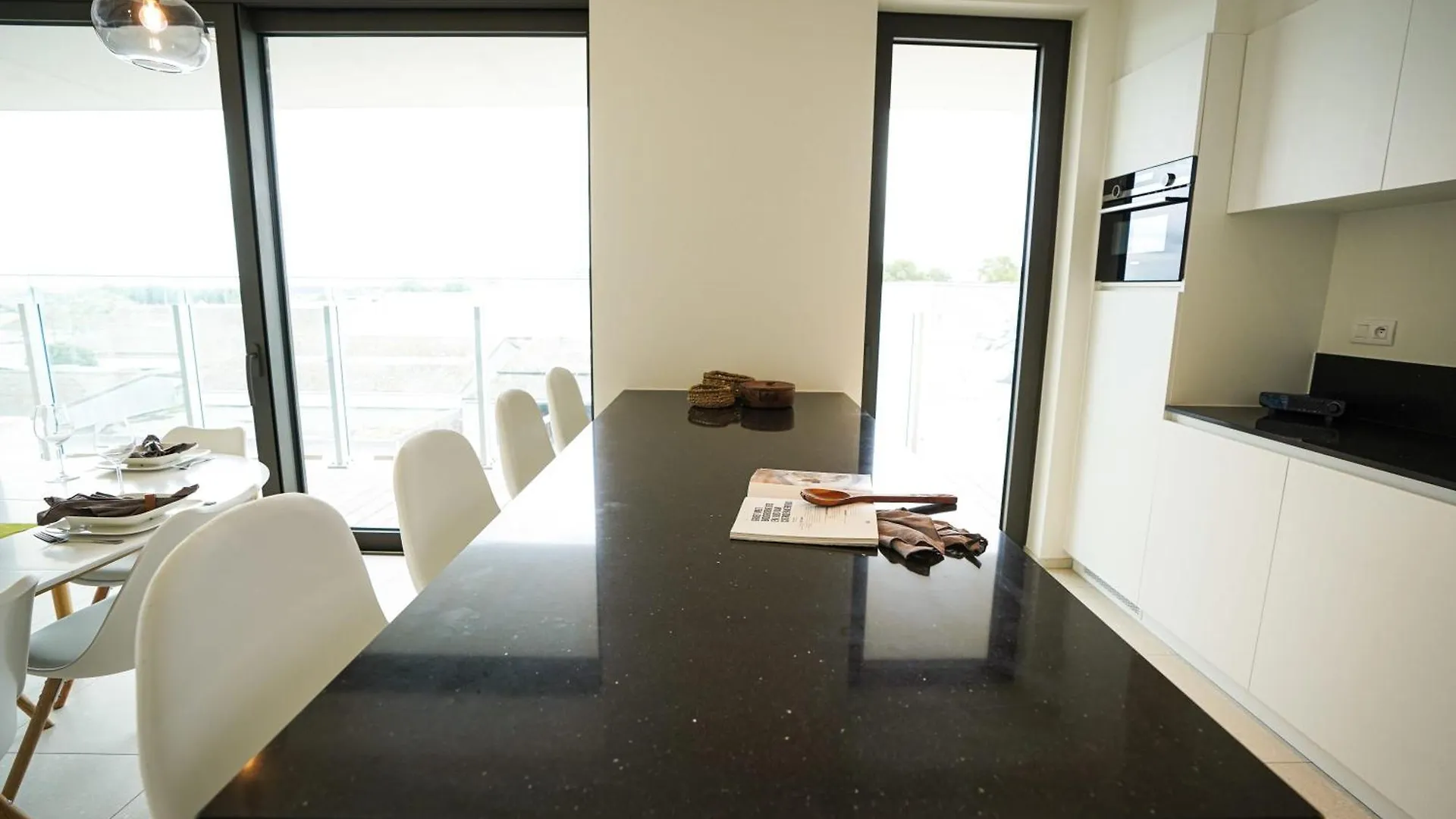 Huswell - Beautiful Apartment With Communal Pool And Gym Ostend Inn