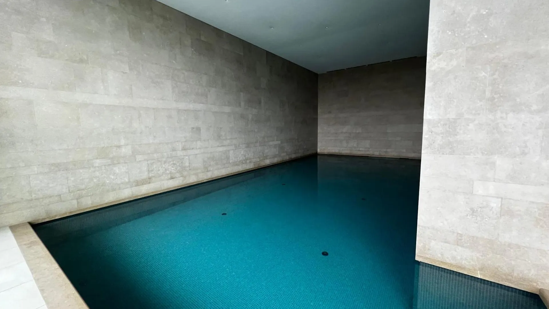 Huswell - Beautiful Apartment With Communal Pool And Gym Ostend Inn